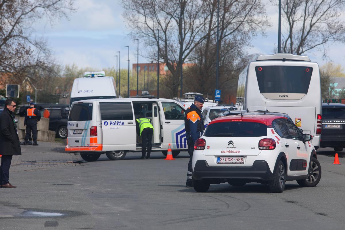 In de Ankerstraat staat een check-point opgesteld voor wie de beveiligde zone op de Oosteroever binnen wil.