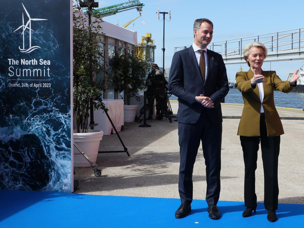 Eerste minister Alexander De Croo en Europees Commissievoorzitter Ursula Von der Leyen op de Noordzeetop in Oostende.