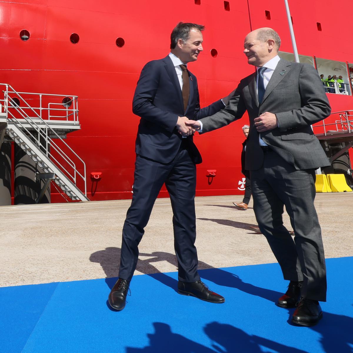 Premier Alexander De Croo begroet de Duitse bondskanselier Olaf Scholz op de Noordzeetop in Oostende.