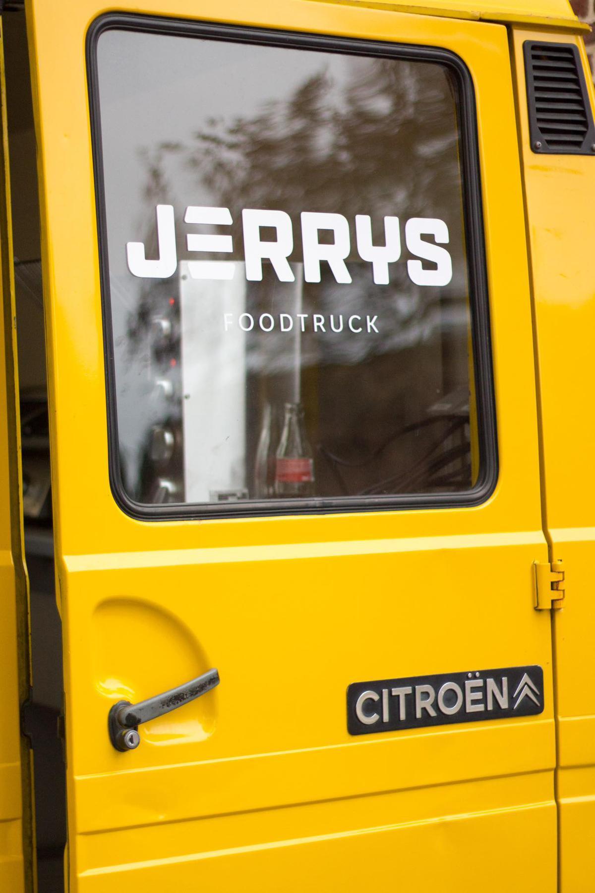 De foodtruck is een Citroën C35 RE.