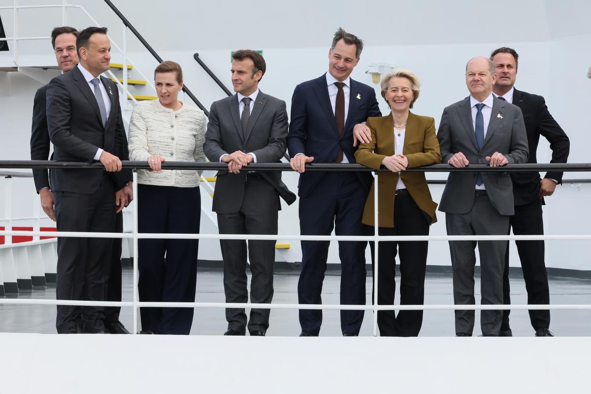 De Nederlandse premier Mark Rutte, de Ierse premier Michael Martin, de Deense premier Mette Frederiksen, de Franse president Emmanuel Macron, onze eerste minister Alexander De Croo, Europees Commissievoorzitter Ursula Von der Leyen, de Luxemburgse eerste minister Xavier Bettel en de Noorse eerste minister Jonas Gahr Store op de Noordzeetop in Oostende.