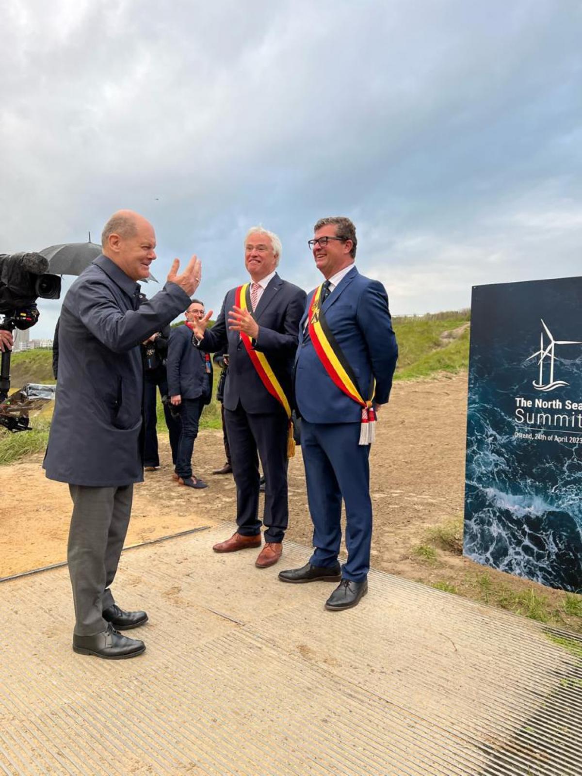 Burgemeester Tommelein en gouverneur Carl Decaluwé begroeten de Duitse bondskanselier Olaf Scholz.