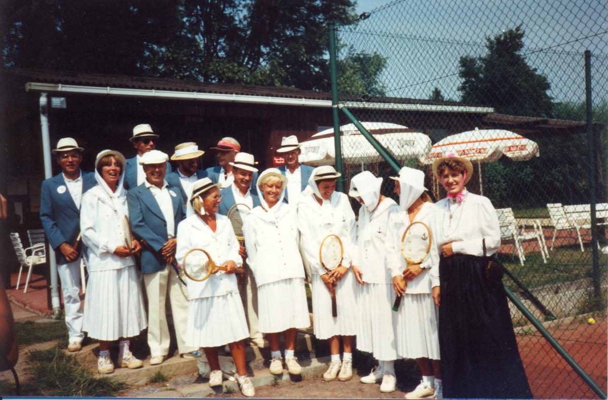 Tennisclub De Polderblomme op Trammelant 1979. We zien Laurent Bauwens, Genevieve Devestele, Luc Hemeryck, Rik Dermaut, Nicole Bauwens en Martine Bakker als supporter.