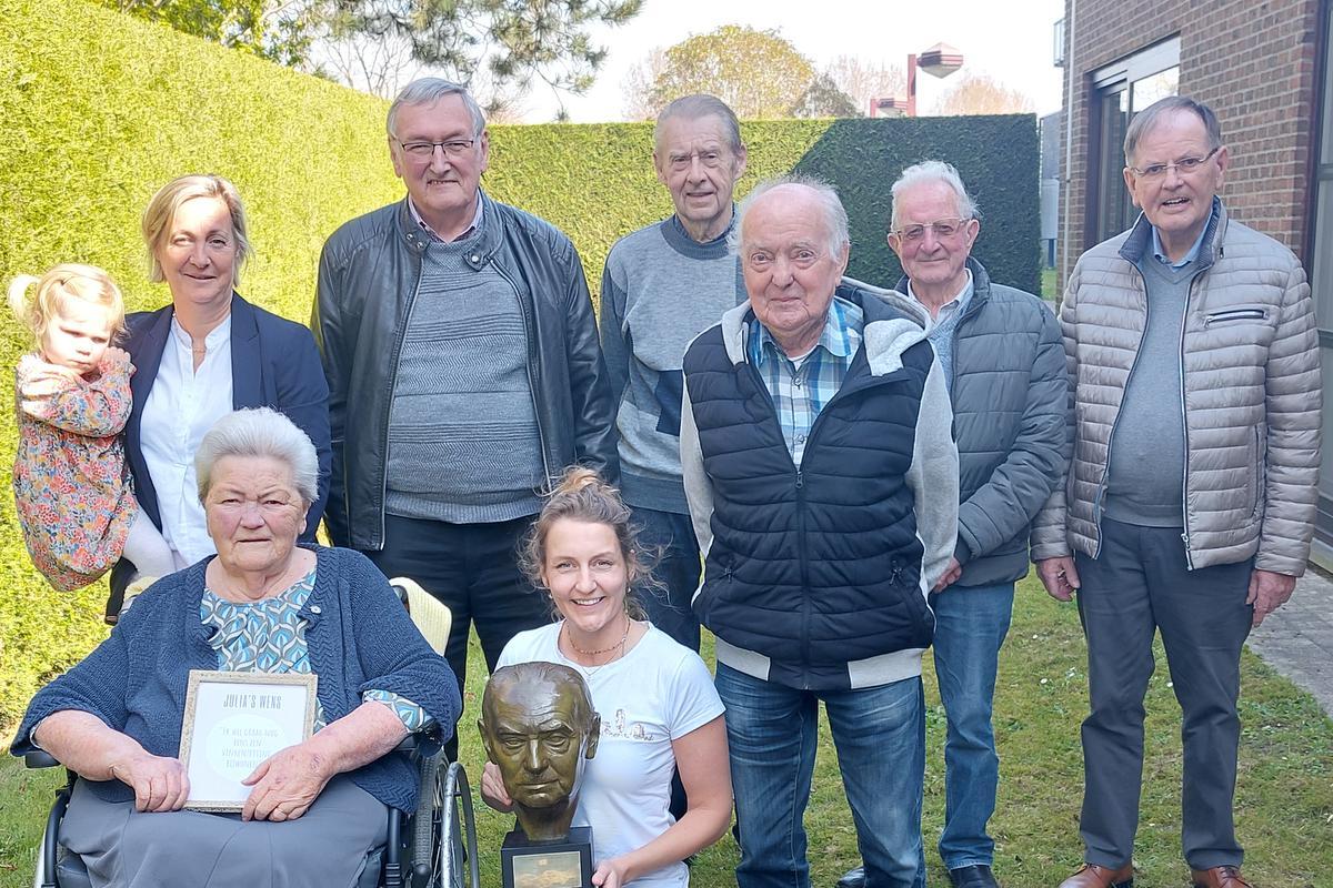 Schepen van Welzijn Ann Van Esssche met kleindochter Poppie Verbeke op de arm, Roger Soete, Luc Kesteloot, Norbert Vandommele, Wilfried Vanmarcke en Lucien Delodder met vooraan Julia Vanhaverbeke en Talia Seys die de buste van Robert Holvoet draagt.