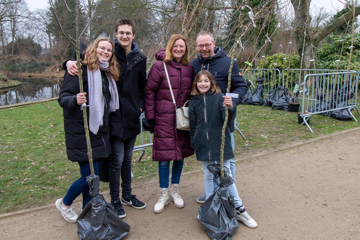 Eerder dit jaar mochten jonggehuwden een liefdesboom ophalen, nu kunnen ook nabestaanden van overledenen een herinneringsboom aanvragen.