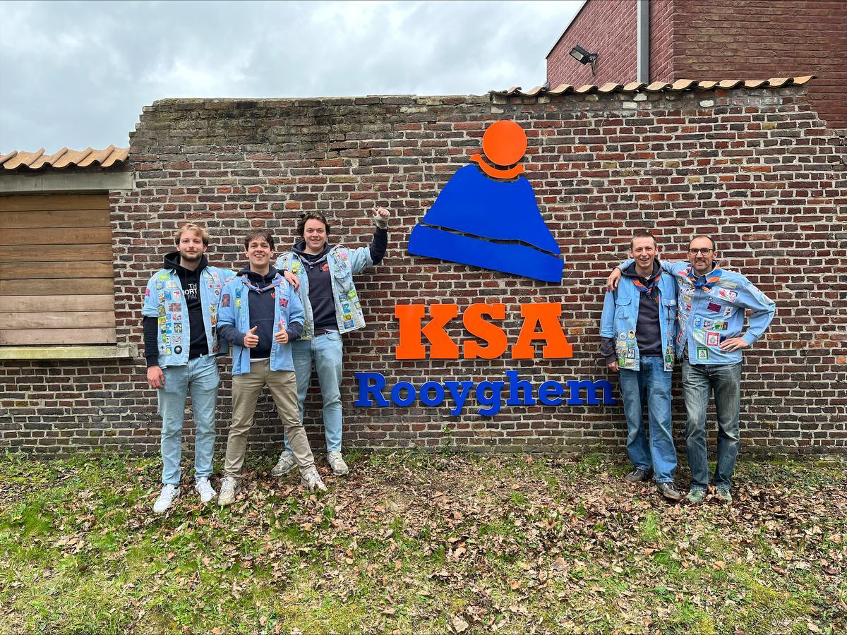 De bondsleiding van KSA Rooyghem: Jasper Stolle, Wouter Mille, Joris Deckmyn, Alexander Callebaut en Wim Hogie. Sam Lagrou ontbreekt.