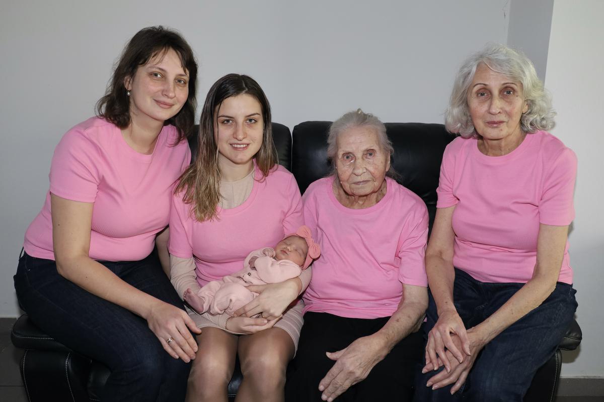 (v.l.n.r.) Oma Olesya Domanova, mama Sofya Domanova, overgrootmoeder Larisa Fofanova (67) en betovergrootmoeder Katerina Klevets (93) zijn trots op de geboorte van Margaretha (midden).