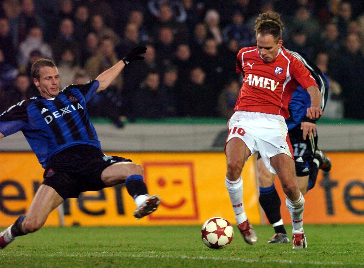 In november 2004 speelde Stefaan Tanghe met FC Utrecht in de UEFA-cup op het veld van Club Brugge. Hier zie je dat David Rozehnal een poging van Tanghe probeert af te blokken.