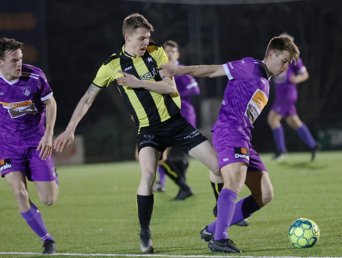 Juul Tanghe twee maanden geleden met SV Wevelgem in actie tegen WS Lauwe, hier in duel met Aaron Couckuyt.