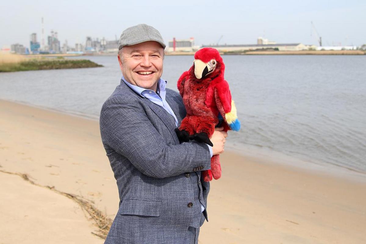 Sven De Ridder en papegaai Piet.