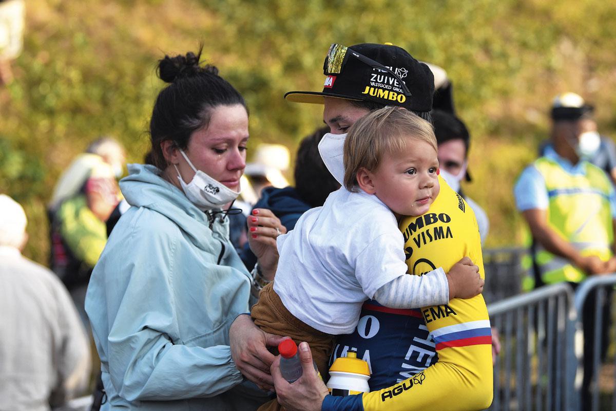 Met vrouw Lora en zoontje Lev na de ontgoocheling op La Planche des Belles Filles in 2020.