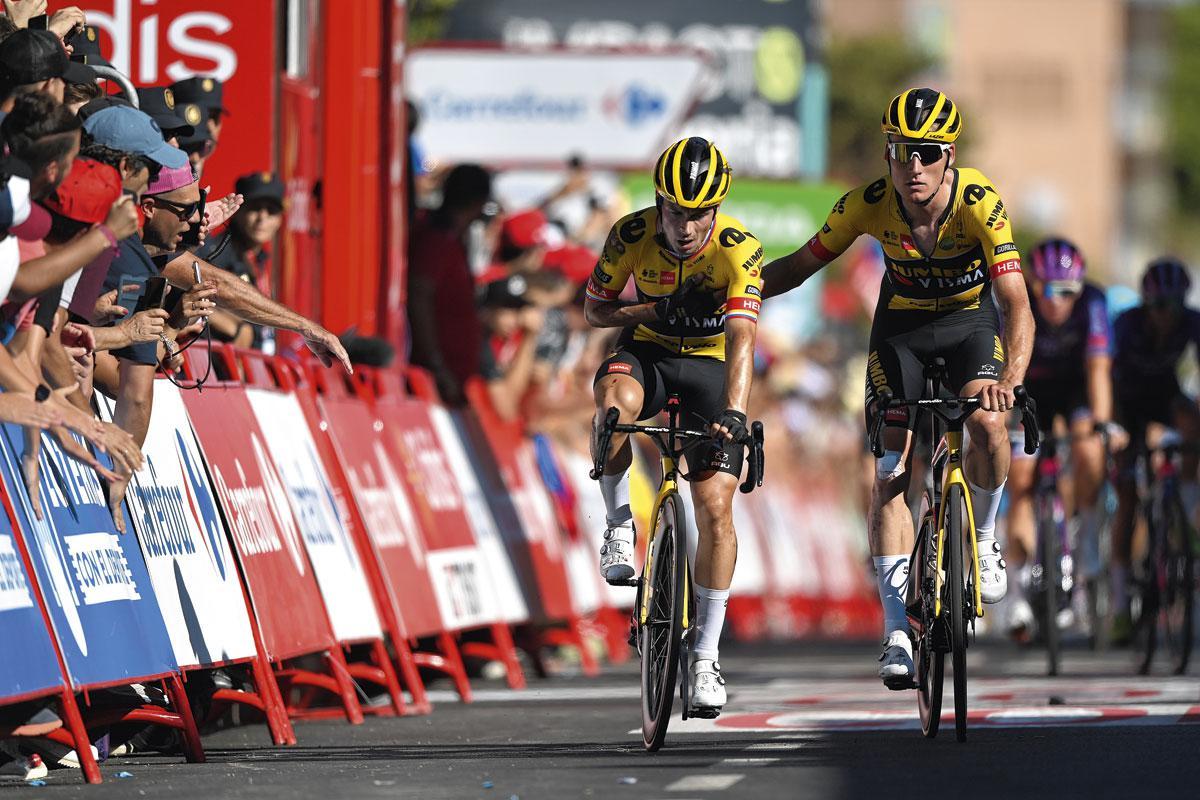 Mike Teunissen steunt zijn kopman na diens val in de 16e rit van de Vuelta vorig jaar.
