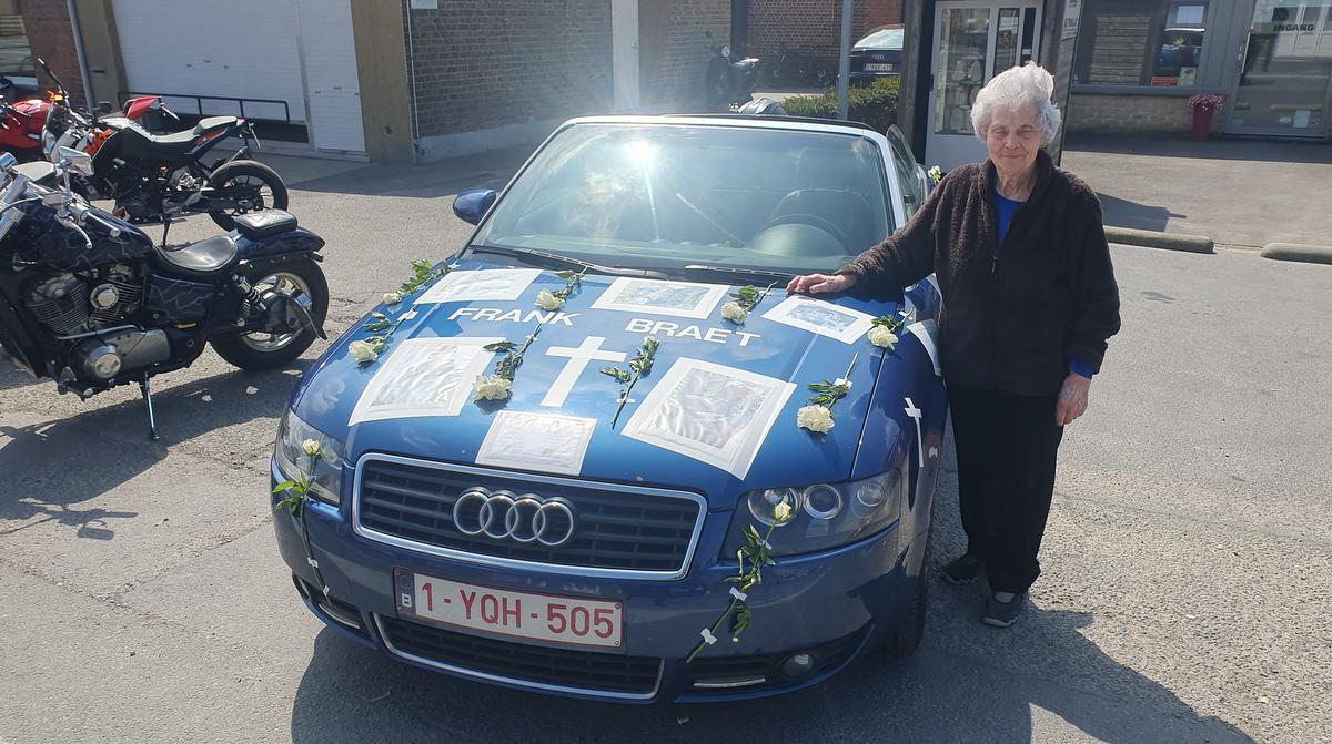 Nelly, de cafébazin van het stamcafé van Frank bij de auto, die meereed tijdens het herdenkingsmoment.