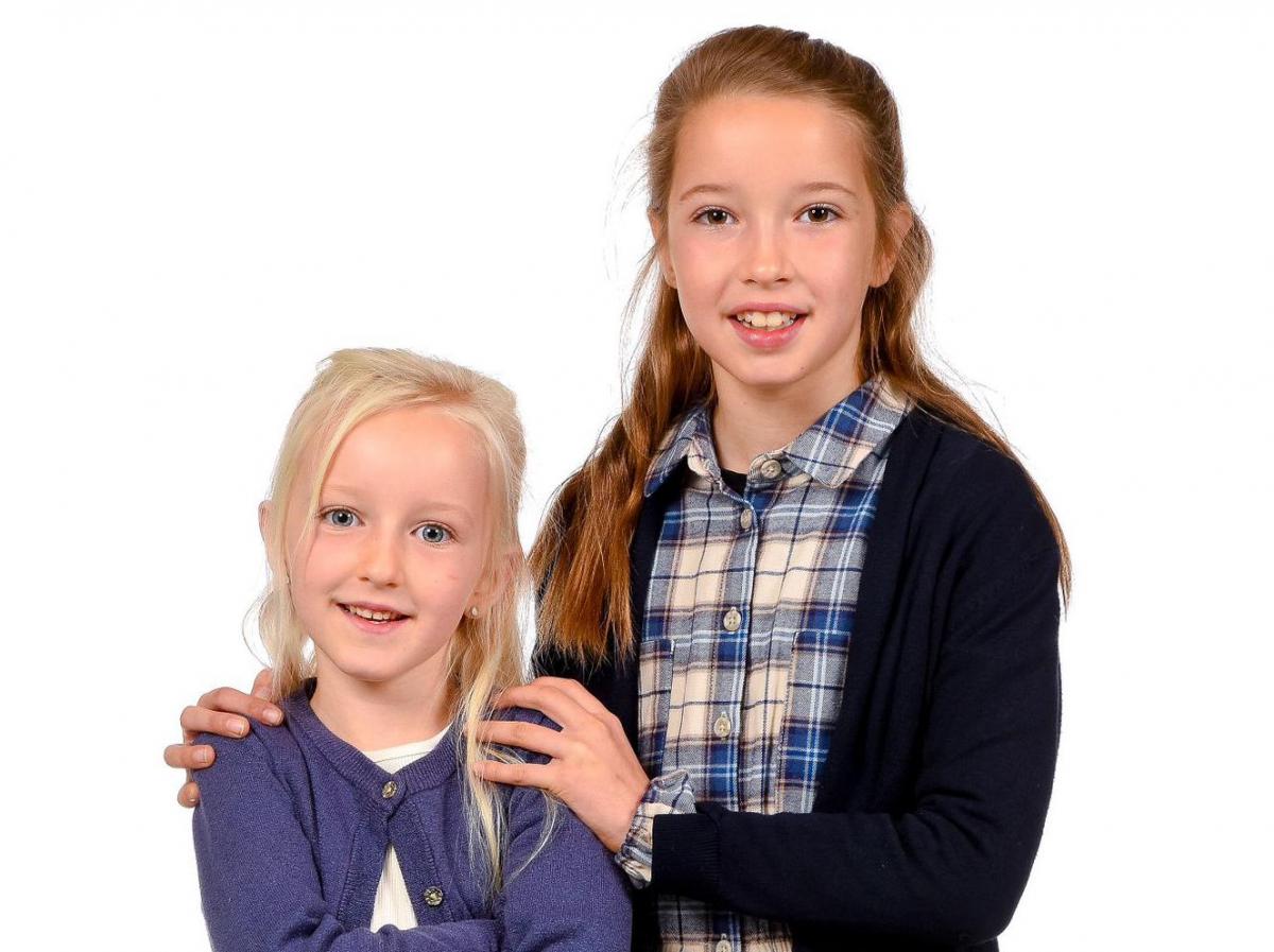 Maud en Ona, de twee meisjes die in november door hun vader vermoord werden in Waardamme. (gf)