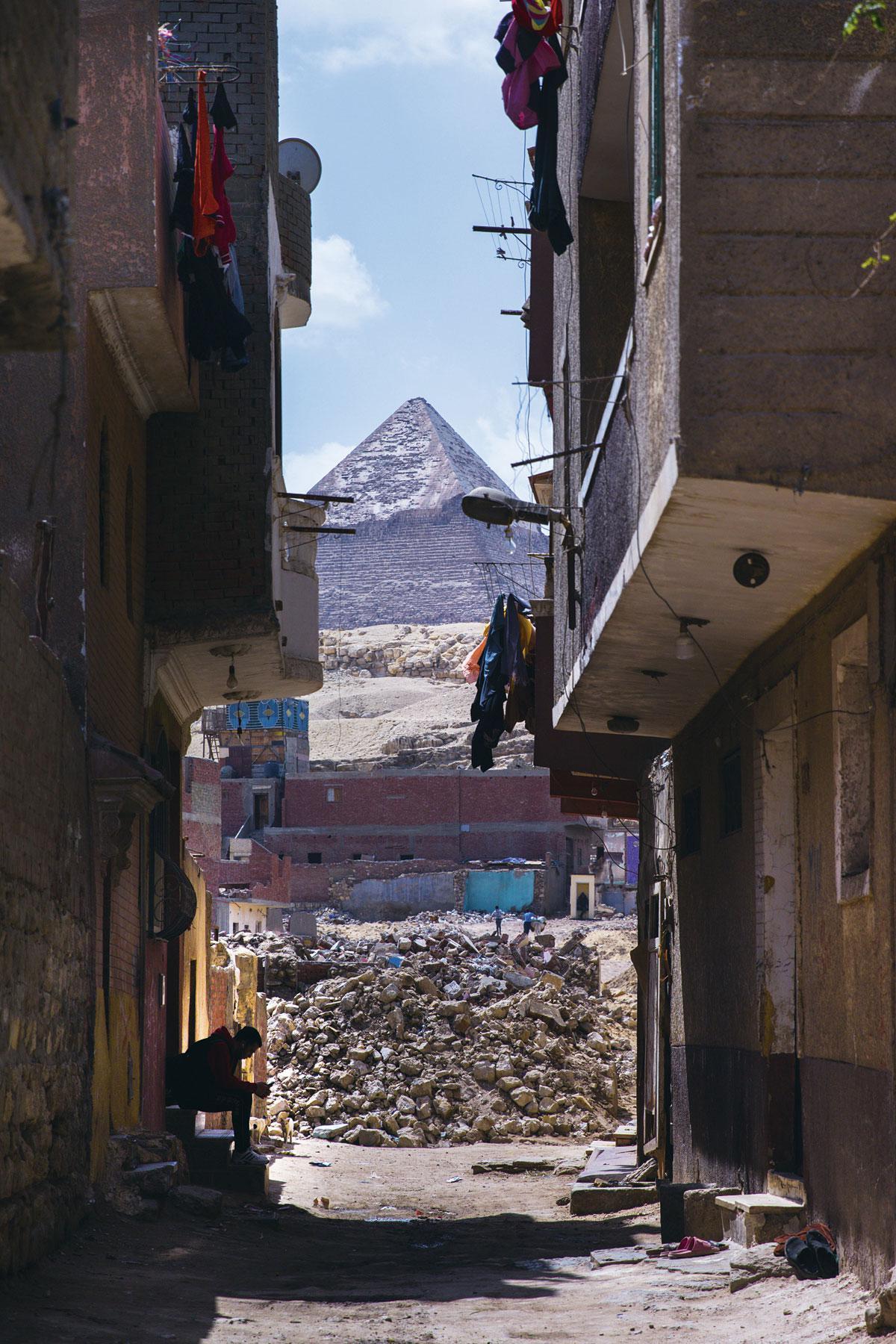 Le quartier de Nazlet El-Semman, au pied des pyramides de Gizeh, est en voie de destruction.
