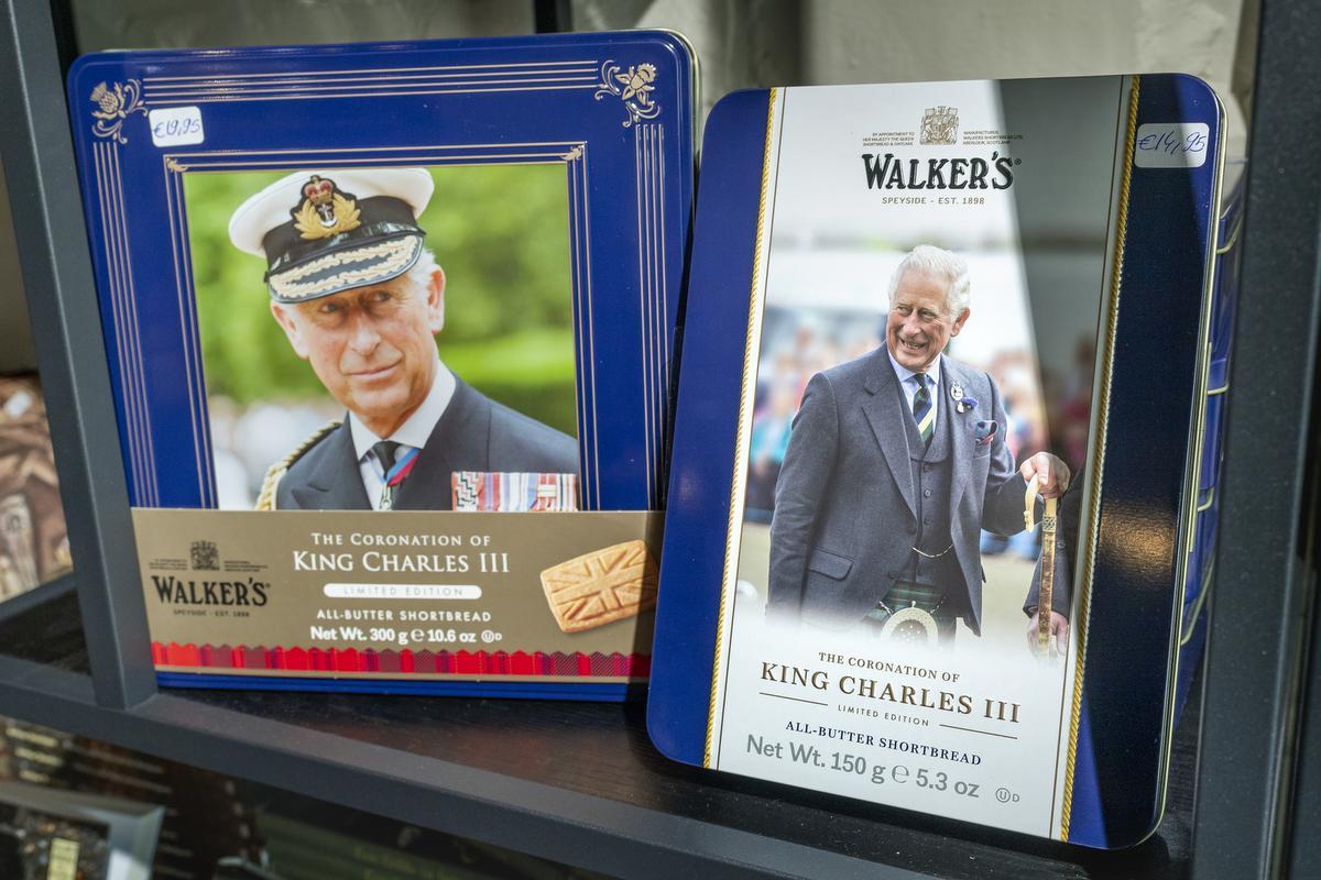 In de shop worden voor de gelegenheid koekendozen met de beeltenis van koning Charles verkocht.