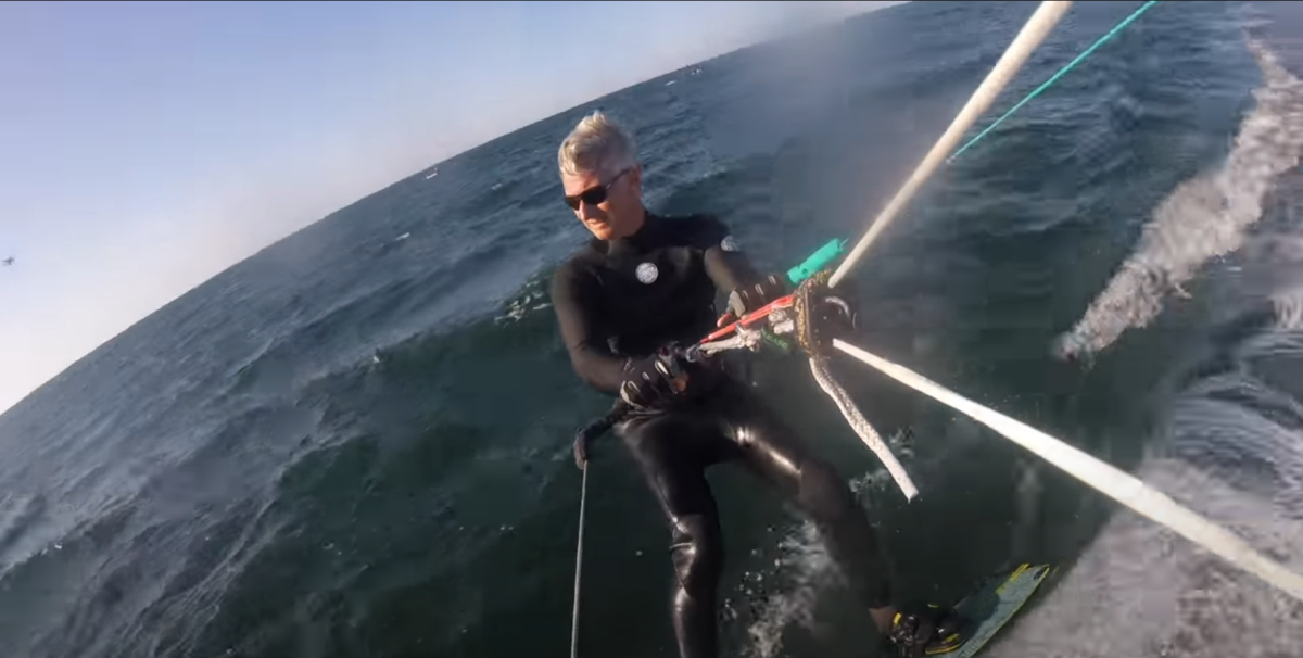 Koning Filip toonde zich meteen een gedreven leerling in het kitesurfen.