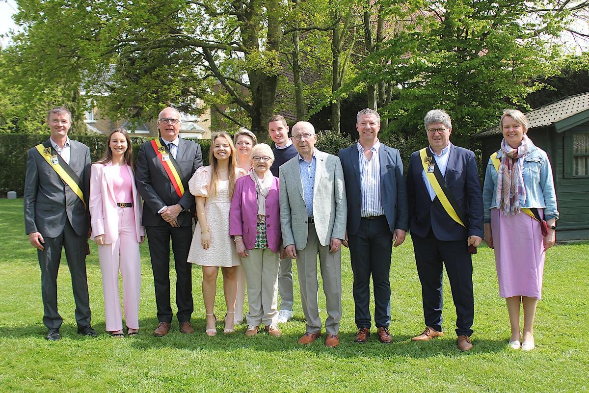 Op de foto herkennen we v.l.n.r. schepen Wout Cornette, Fiona Louwagie, Esmée Callewaert, burgemeester Lode Morlion, Isabelle Hennebelle, Emile Callewaert, het jubilerende paar Jenny Mahieu en André Callewaert, Filip Callewaert, schepen Johan Mathys en schepen Lieve Castryck. (foto ACK)