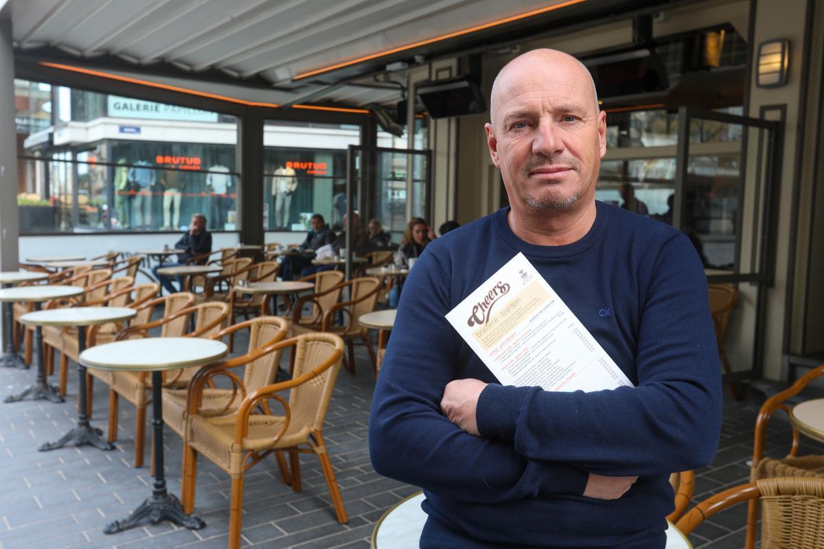 Johnny Dildick van de Cheers op de hoek van de Adolf Buylstraat en de Madridstraat breidde zijn terras door corona uit naar de Madridstraat: “De stad is echt wel meegaande.”