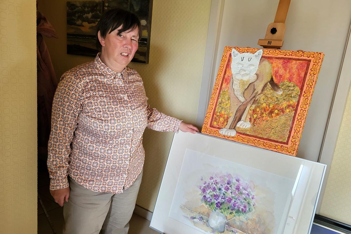 Trees toont haar werkjes die ze puur al hobby maakt. (foto EG)