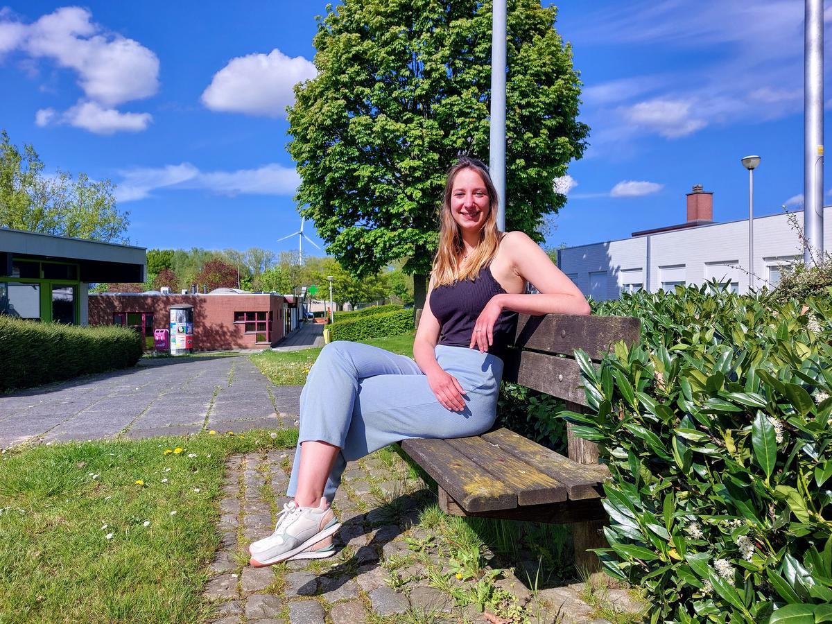 Freya Deleu (rechts) regelde op 10 mei een rit met motorbende Harley-Davidson West-Flanders van voorzitter Wesley Mahieu (links).