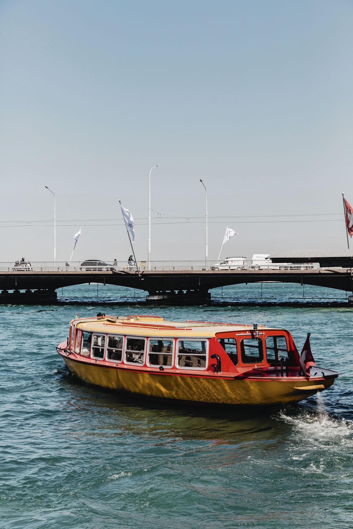 De Mouettes de Genève-boten Een ticketje geeft ook toegang tot tram en bus
