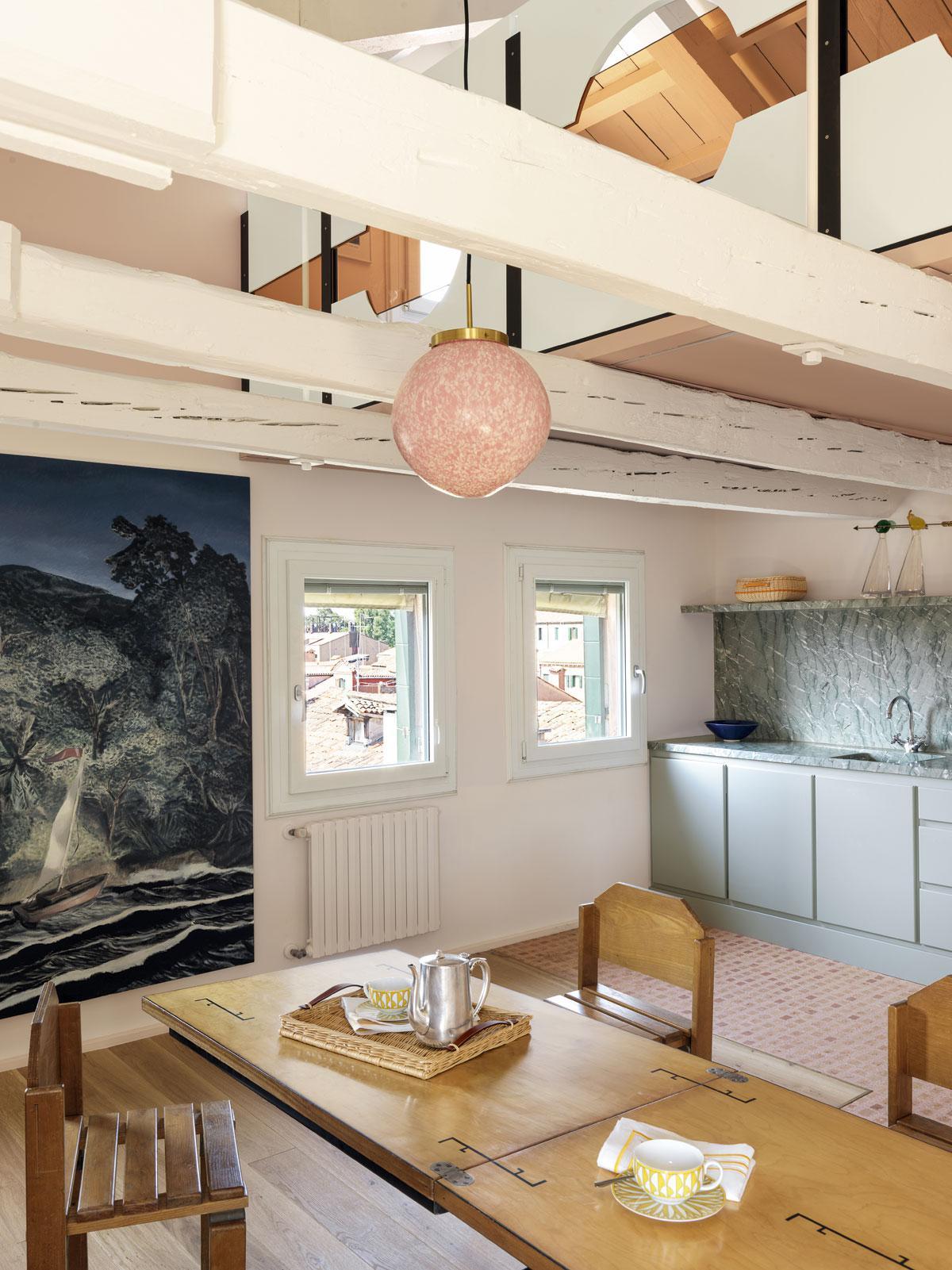 In de keuken hangt een van Gonalons’ King Sun Murano-hangers boven een tafel van de Zweedse ontwerper Otto Wretling uit 1936. De vintage stoelen zijn van Georges Candilis en Anja Blomstedt.