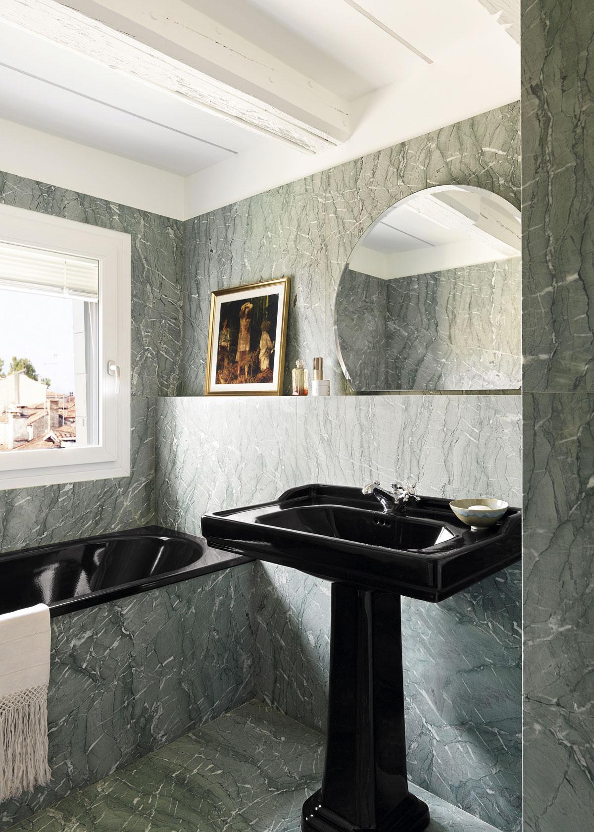 Dans la salle de bains, la céramique noire côtoie le marbre Verde Mediterraneo.