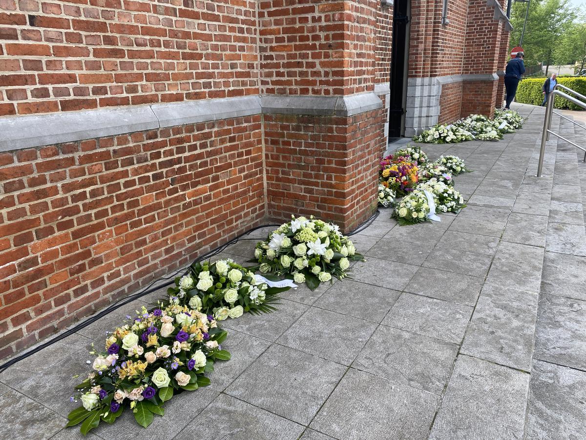 Aan de ingang van de kerk lagen veel bloemstukken van Hulstenaars.