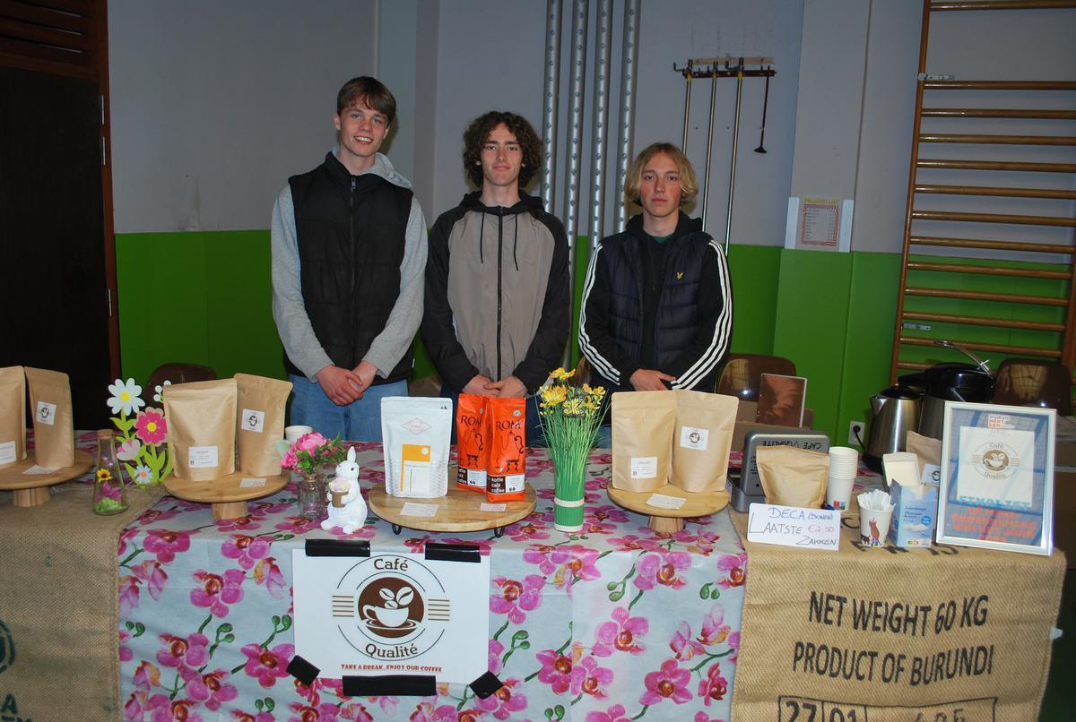 Enkele 'ondernemers' van mini-onderneming Café Qualité. We zien v.l.n.r. Axel Talloen, Mathew Hollevoet en Casper Dekien.
