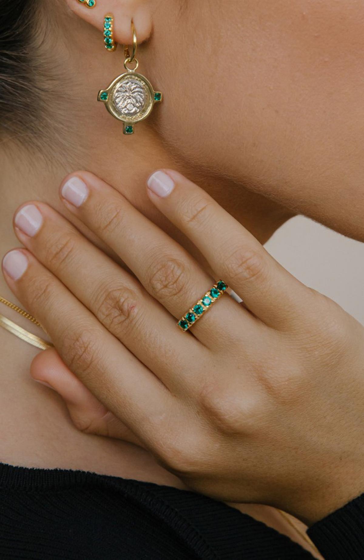 Gouden ring met groene steentjes