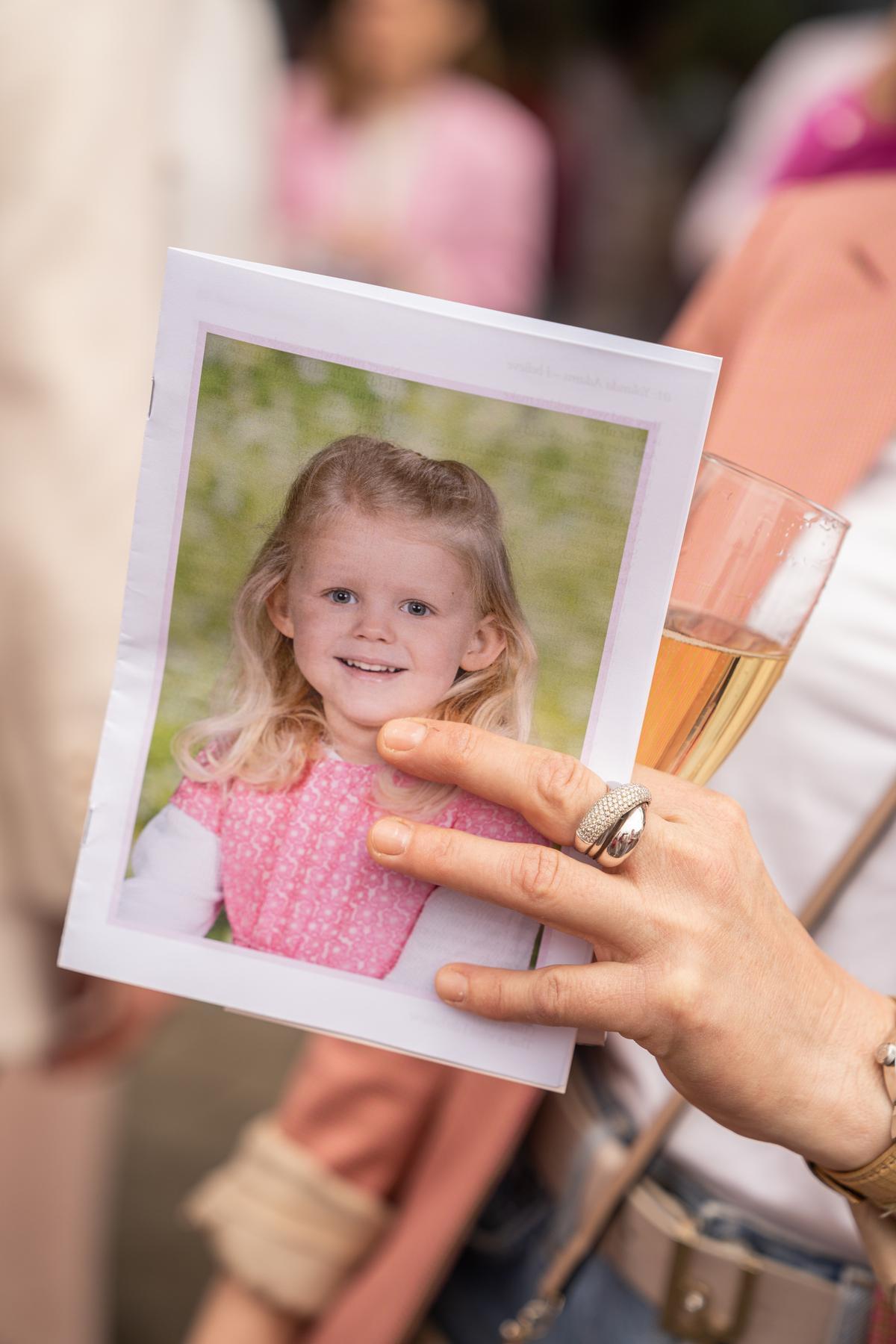 Na het afscheidsfeest werd aan iedereen een glas champagne aangeboden.