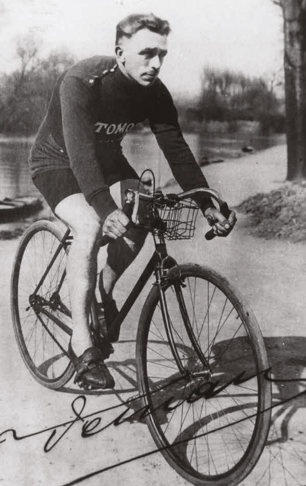 Paul Deman, in 1913 winnaar van de eerste Ronde van Vlaanderen. Alles verandert, maar Vlaanderen blijft ‘het land van de koers’.