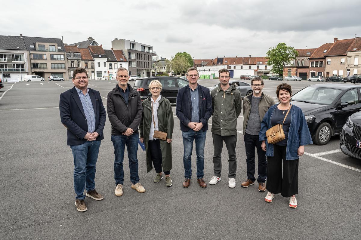 Op de foto schepen Francis Debruyne, schepen Nathalie Muylle, Korneel Morlion, Luc Wallays (studie omgeving), schepen Stefaan Van Coillie, Stefan Leys en schepen Michèle Hostekint.