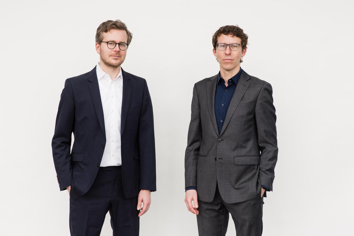 De Duitse onderzoeksjournalisten Frederik Obermaier (l.) en Bastian Obermayer (r.)