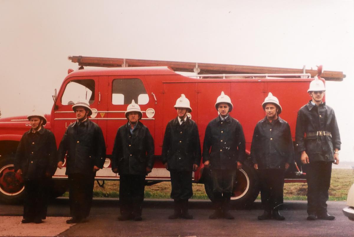 Uiterst rechts: Patrick Depoortere tijdens een oefening in 1976. Als grootste van het korps moest hij de houten ladders van het dak van de Desoto pompauto halen.