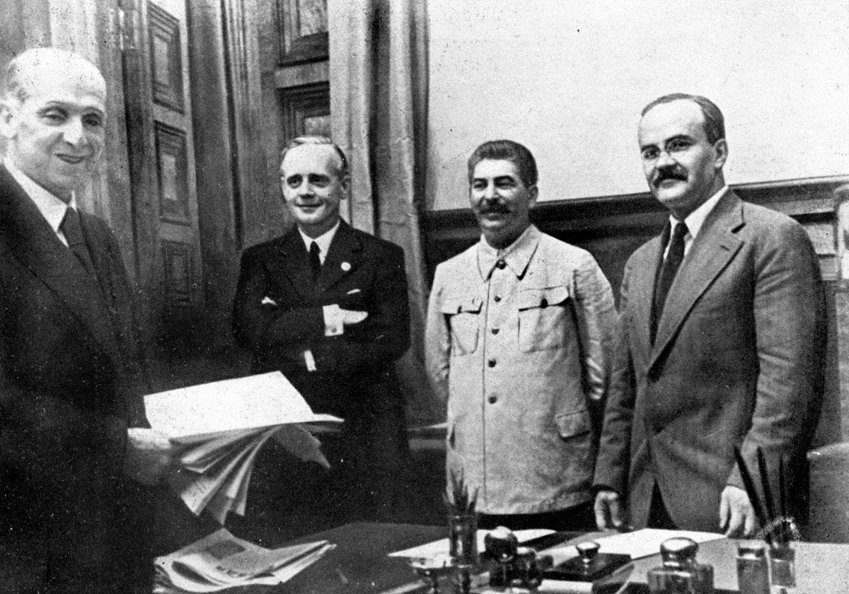 Le pacte germano-soviétique de 1939 signé par l’Allemand von Ribbentrop et le Russe Molotov, entourant Joseph Staline.