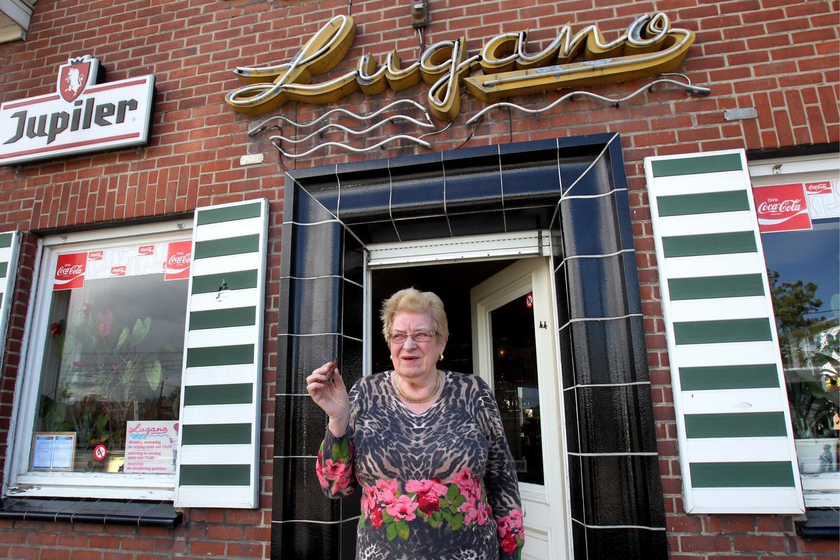 Mona Rosseel stond van 1969 tot 2015 achter de toog van café Lugano, altijd met haar kenmerkende sigaar binnen handbereik. (foto a-RN)