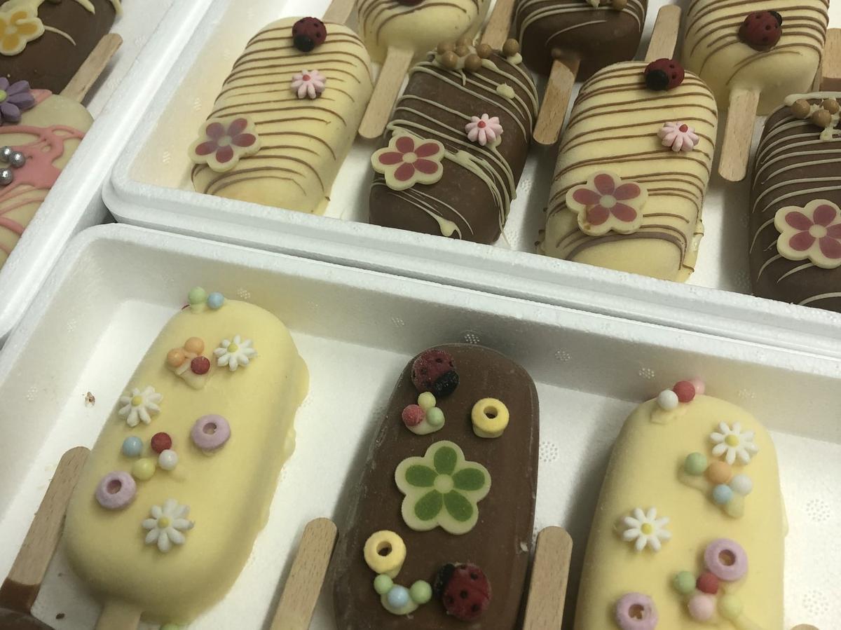 Het ambachtelijke ijsatelier Ateljee 5 zet de mama’s ook in de bloemetjes.