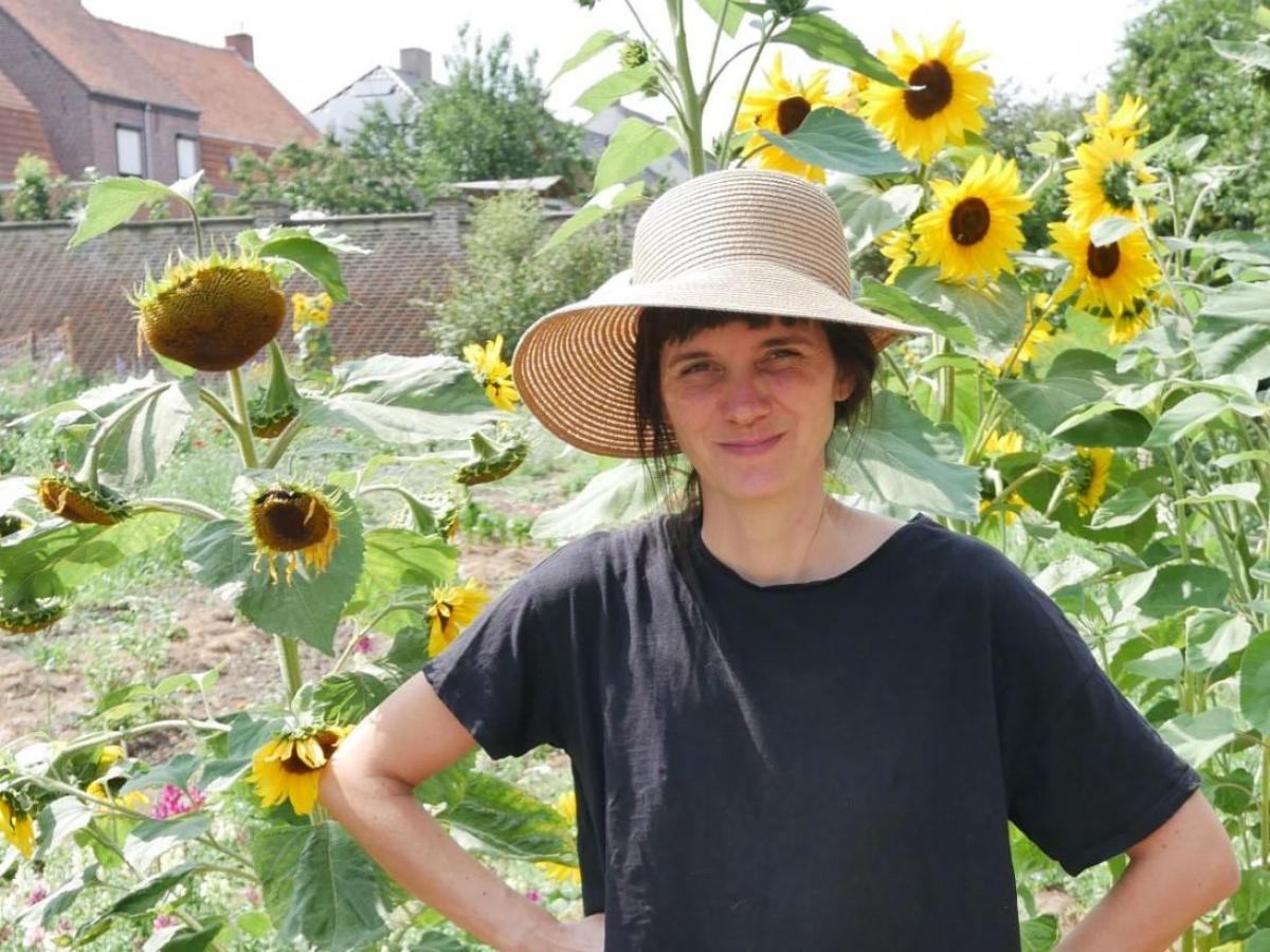 Eva Six in de bloemenpluktuin van Eden.