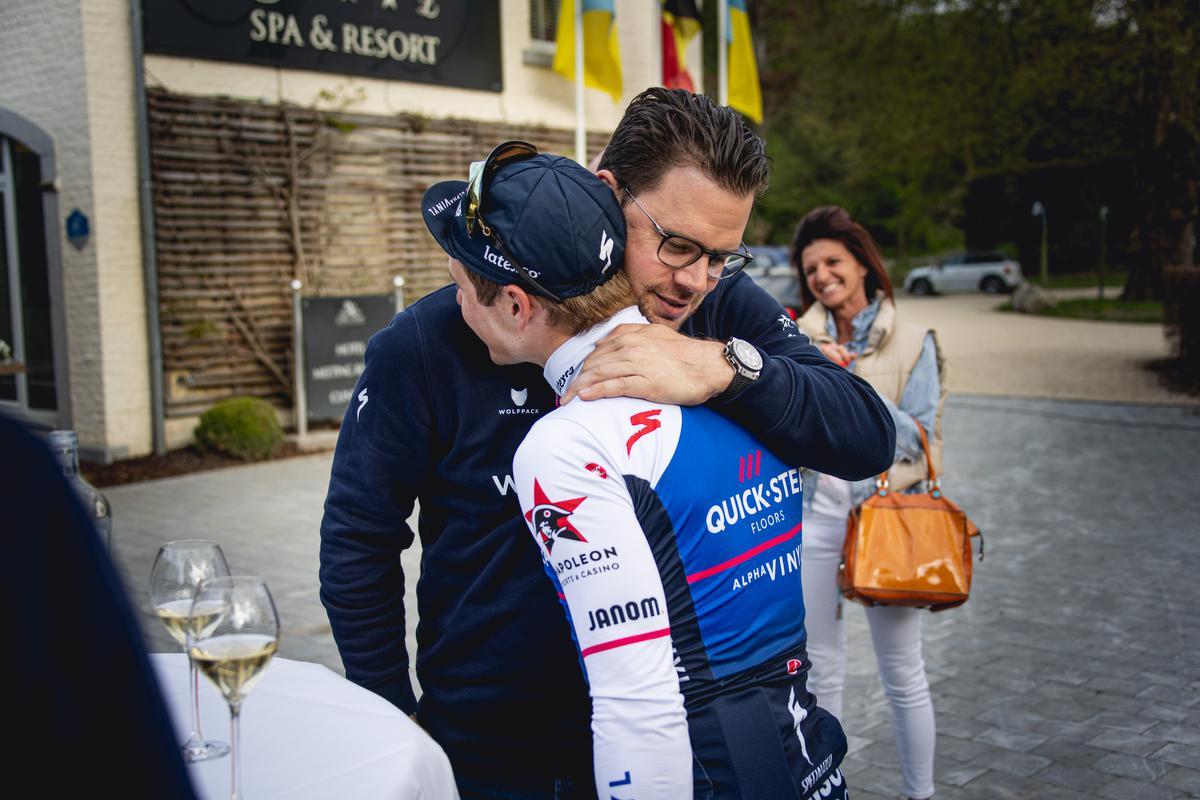 Klaas en Remco na zijn zege in Luik-Bastenaken-Luik van vorig jaar. (foto Wout Beel)