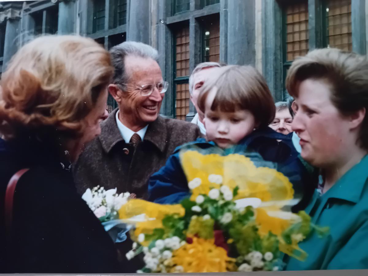 Mia en haar zoon Servaas die op 4 mei 1991 bloemen mocht geven aan Koningin Fabiola en Koning Boudewijn.