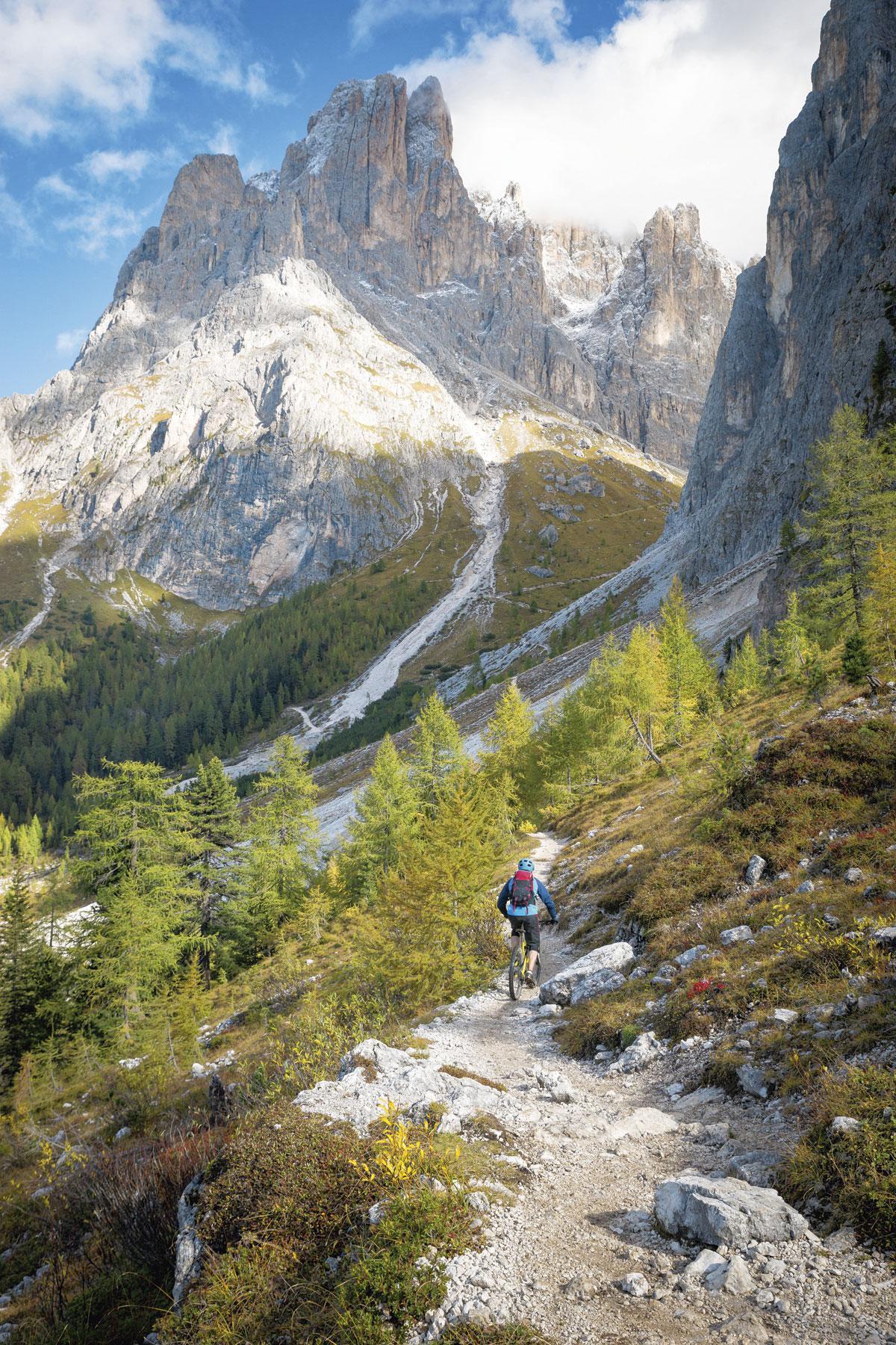 Mountainbiken in de Dolomieten in Zuid-Tirol, Italië.