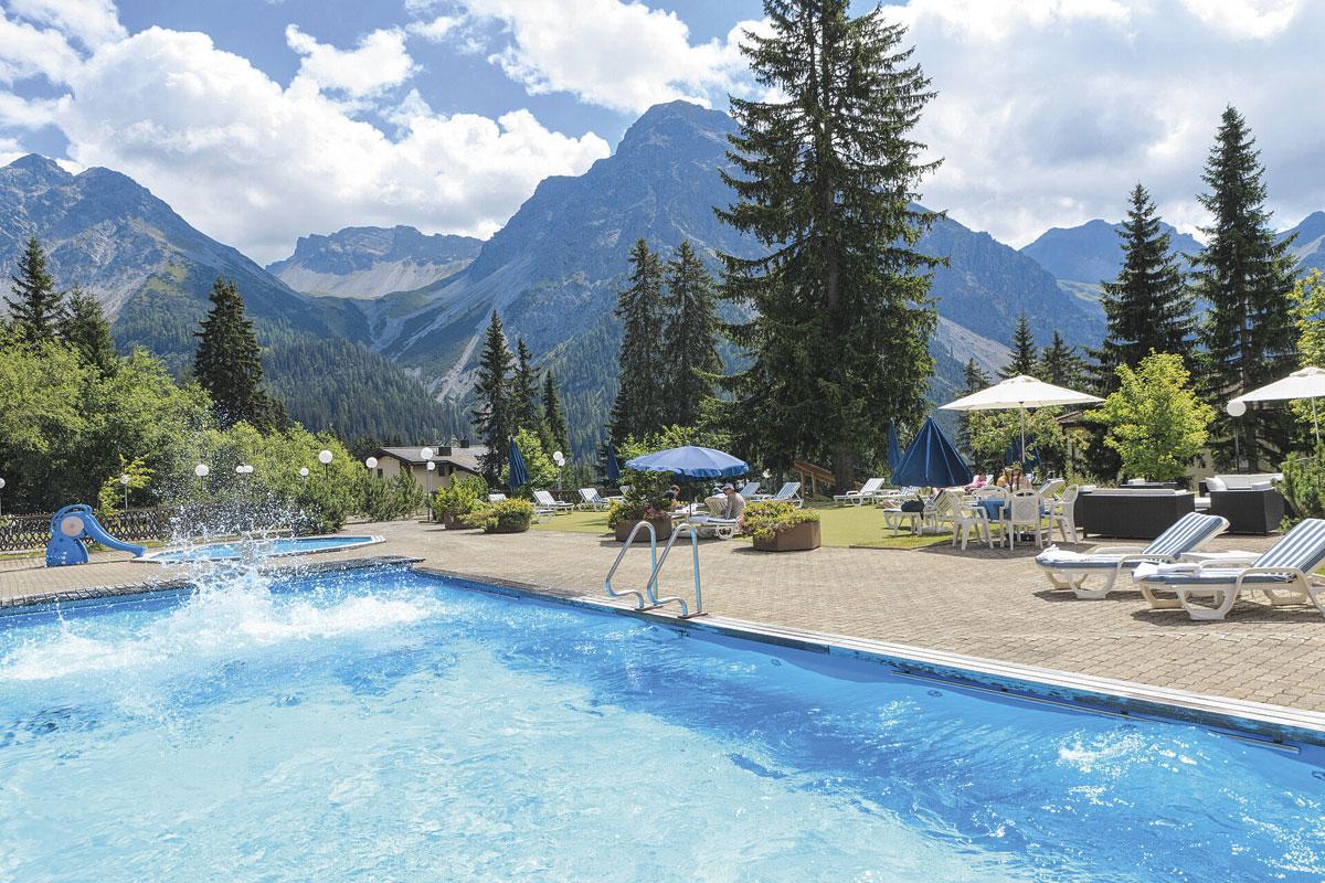 Het zwembad van hotel Faern in het Zwitserse Arosa.