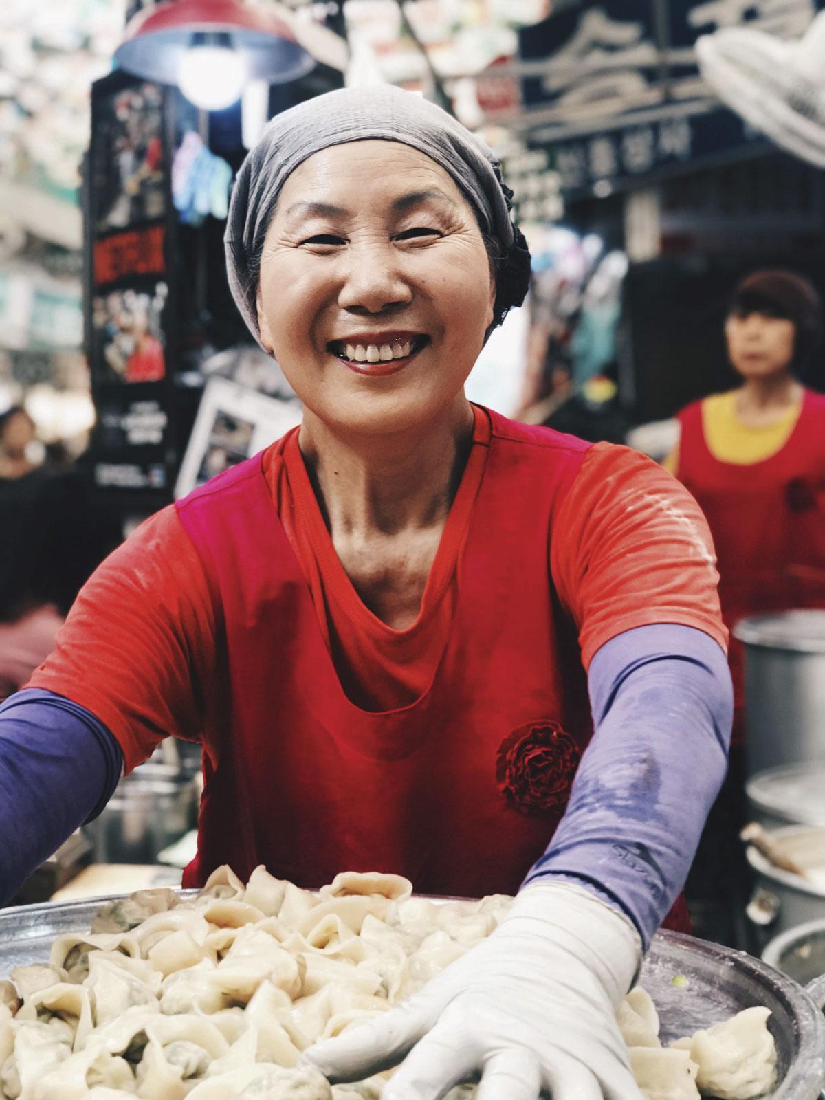 Een vriendelijk gezicht op de Gwangjang-food market.