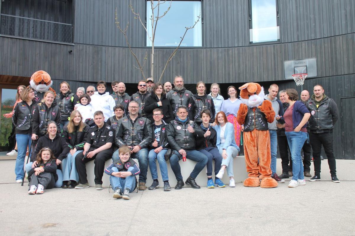 De motorrijders van Crusaders For Justice Belgium en MTC Freebikers en de bewoners van vzw De Lovie maakten samen een ritje.