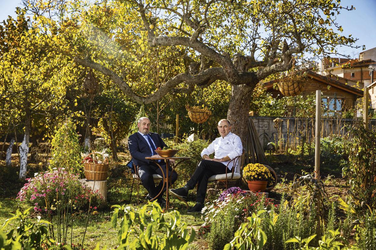 Le chef Ignacio et son hôte Carlos Echapresto, dans leur jardin de Venta Moncalvillo.