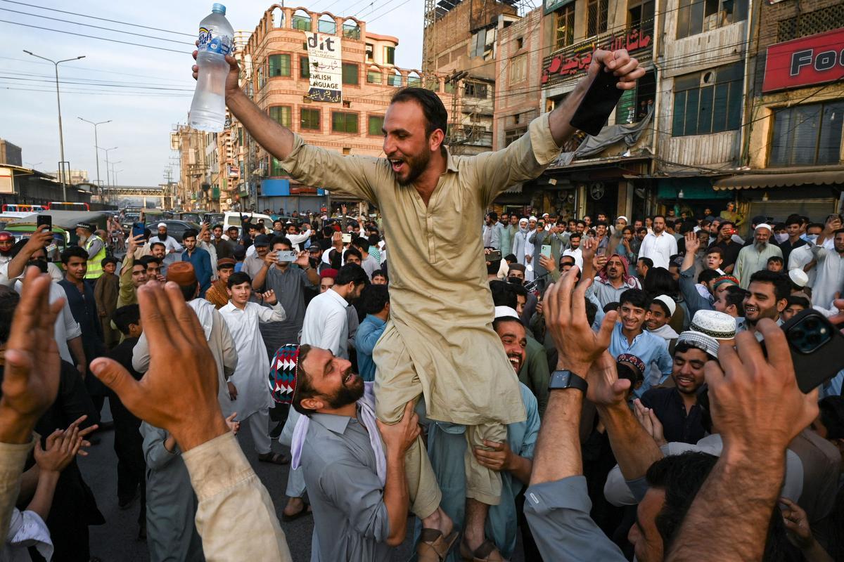 Aanhangers van Imran Khan protesteren in Peshawar.
