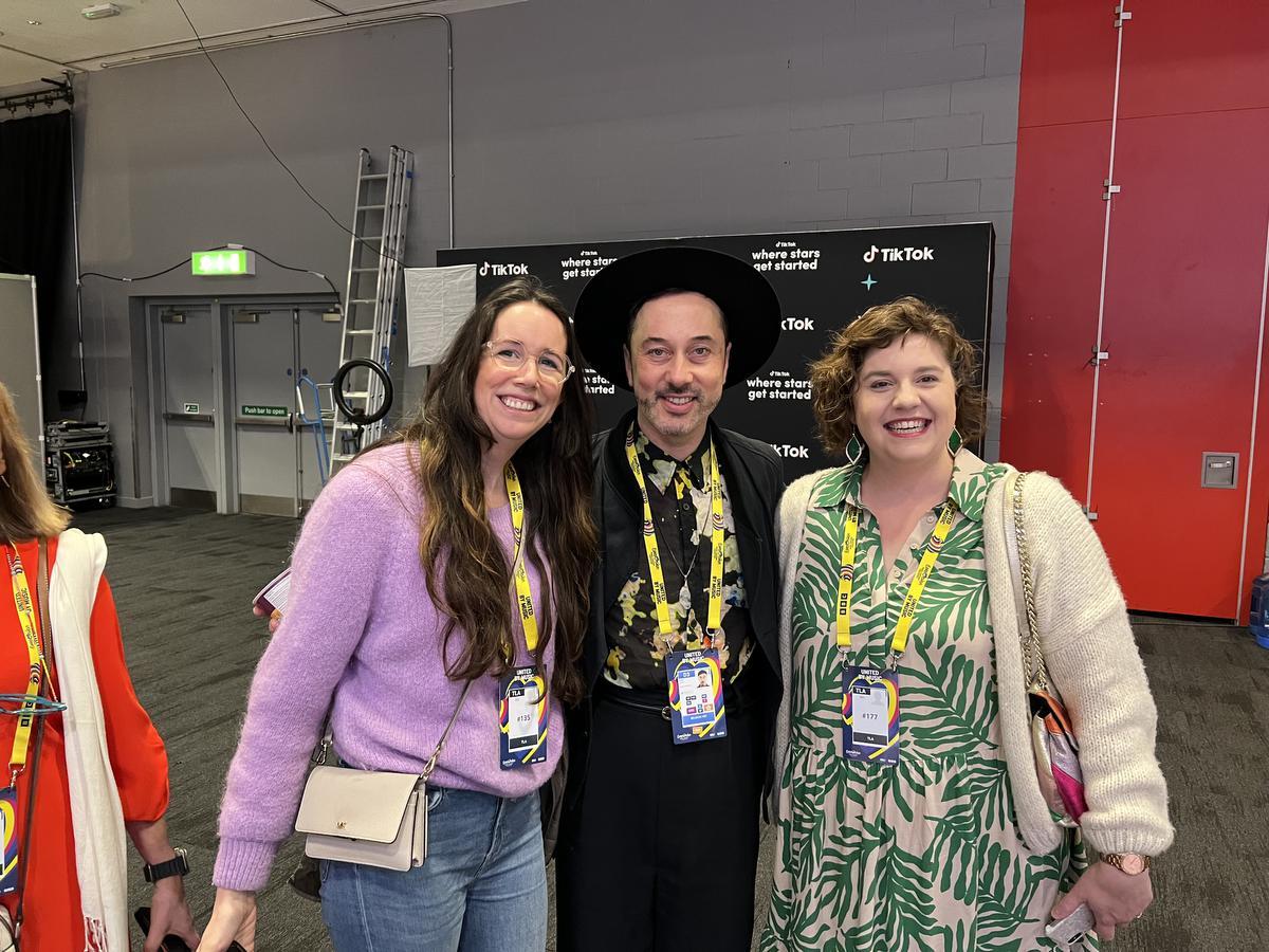 Ook Céres Demeyere en Eveline Bourgeois wilden graag op de foto met Gustaph. (gf)