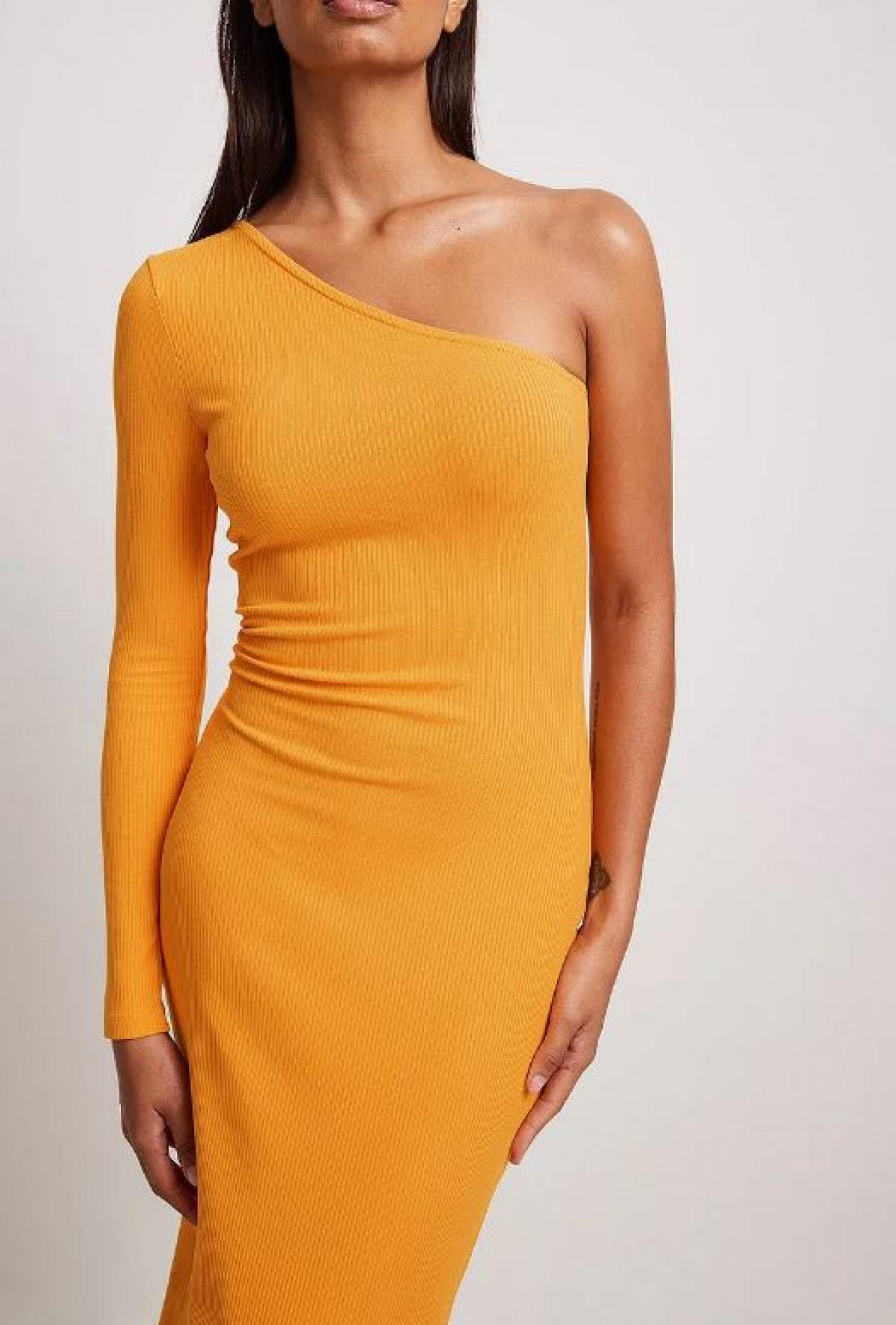 One-sleeve jurk in elastische oranje stof met ribbels